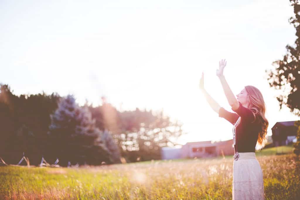 lifting up hands body prayer